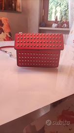 borsa rossa a tracolla 
