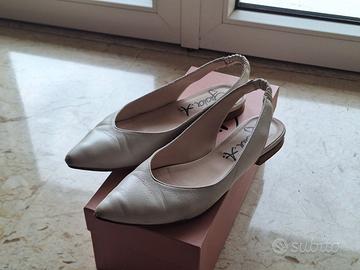 Ballerine bianche a punta aperte dietro