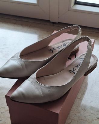 Ballerine bianche a punta aperte dietro