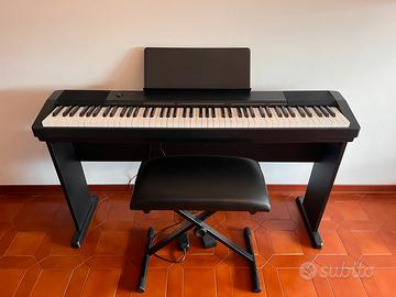 Pianoforte digitale e cuffie professionali