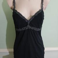 top lungo nero con decori grigi