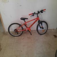 Bicicletta Btwin rossa