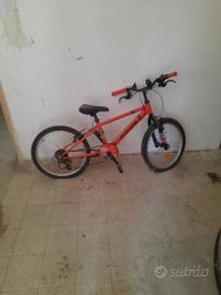 Bicicletta Btwin rossa