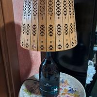 Lampada con bottiglie liquore e paralume in legno 