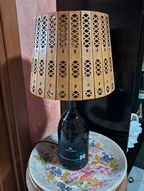 Lampada con bottiglie liquore e paralume in legno 