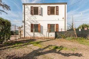 Casa indipendente con giardino