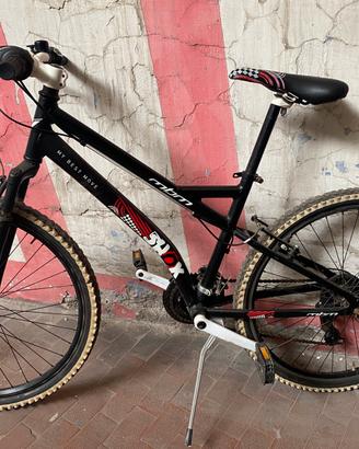 Bicicletta MTB (mountain bike).
