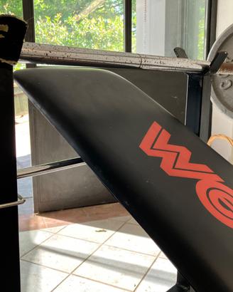 Allenamento: panca, bilanciere, manubri e pesi