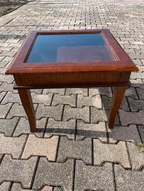 Tavolino in legno con vetro