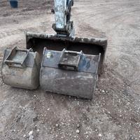 Attacco rapido e benne per escavatore bobcat e 50