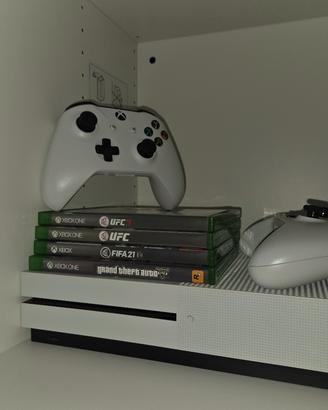 xbox One S con joystick e giochi