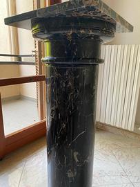 Colonna in marmo nero portoro