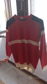 maglione di lana colore rosso 