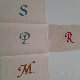 iniziali ricamate a mano su tessuto lino