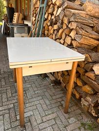 Tavolo vintage bisnco-,tavolo legno- 5 sedie