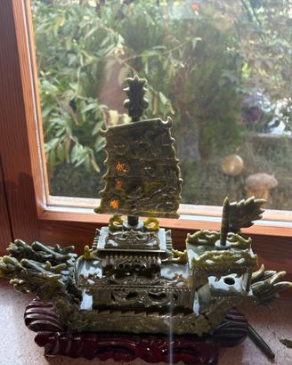 Scultura cinese in giada verde