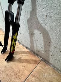 Forcella Suntour XCM RL 27,5" 100mm