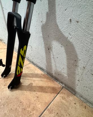 Forcella Suntour XCM RL 27,5" 100mm