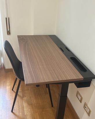 Scrivania Ikea NUOVA + 2 sedie NUOVE nere ecopelle