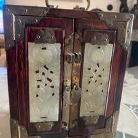 Armadietto portagioie orientale in legno.