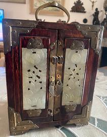 Armadietto portagioie orientale in legno.