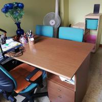 Scrivania con 3 sedie e libreria