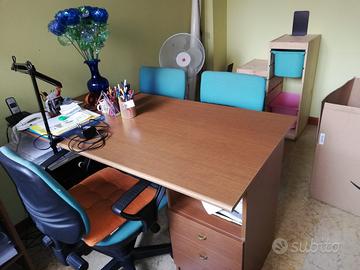 Scrivania con 3 sedie e libreria