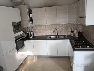 Cucina componibile laccata bianca