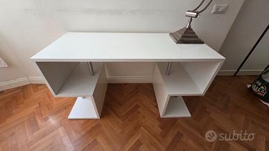 Scrivania moderna bianco lucido con doppia libreri