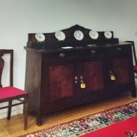 Mobile d antiquariato con tavola