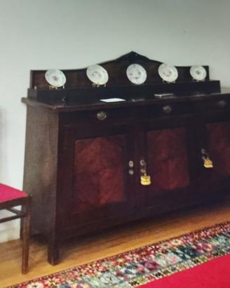 Mobile d antiquariato con tavola