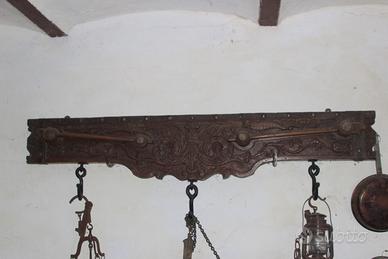 Asse decorata di carro in legno e fregi intagliati