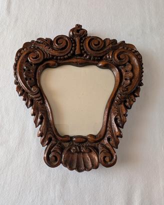 Cornice intagliata in legno di noce