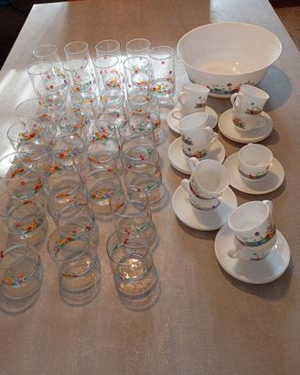 Set tazzine e bicchieri coordinati anni 70