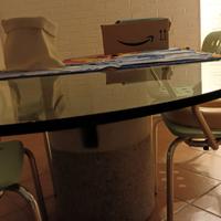 Tavolo in cristallo con gamba in marmo