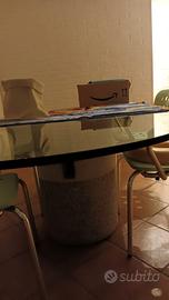 Tavolo in cristallo con gamba in marmo