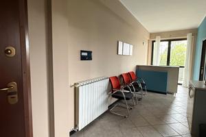 Divignano negozio in palazzina