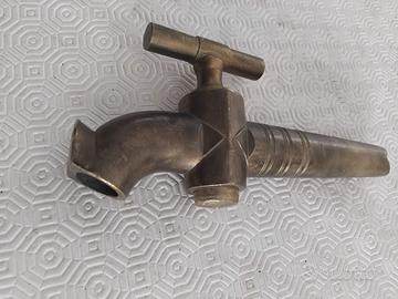 Antico rubinetto per botte