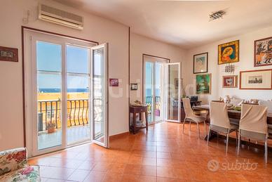 Luminoso appartamento con splendida vista mare e O