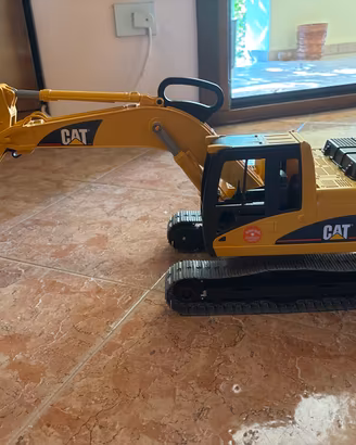 Modellino escavatore Cat