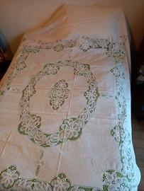 Copriletto bianco ricamato