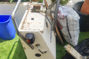 Volante e console di guida barca