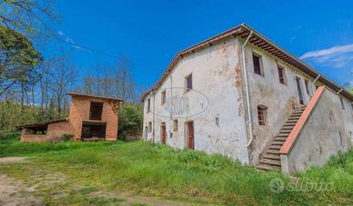 Rustico / Casale di 560 m² con più di 5 locali e b