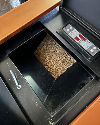 Stufa a pellet colore mattone perfetta usata poco