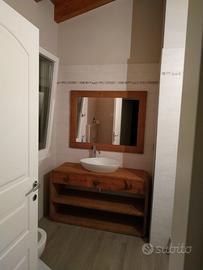 bagno in legno vecchio bordo arrotondato specchier