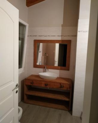 bagno in legno vecchio bordo arrotondato specchier