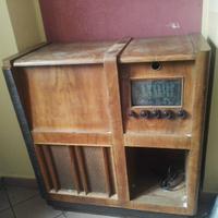 Radio giradischi d'epoca a valvole
