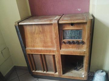 Radio giradischi d'epoca a valvole