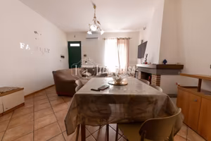 CASA INDIPENDENTE CON AMPIO CORTILE