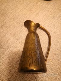 Brocca vaso vintage in ottone inciso a mano 16 cm